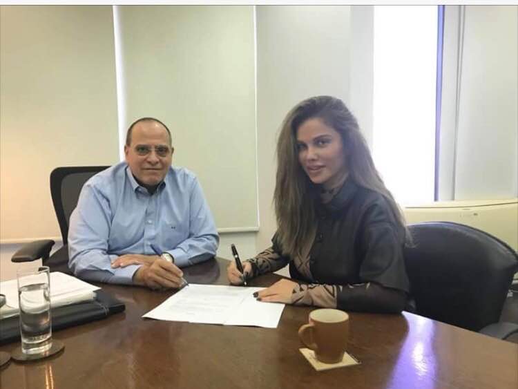 نيكول سابا والمنتج صادق الصباح أثناء توقيع العقد