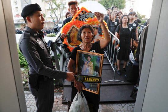 2017-10-25T051231Z_2063999077_RC1879CE4800_RTRMADP_3_THAILAND-KING-CREMATION