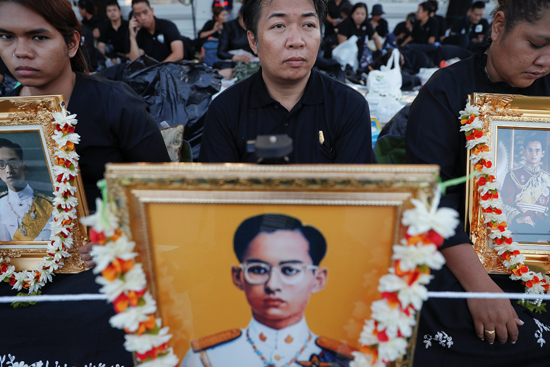 2017-10-25T050451Z_1591315172_RC18B60E0110_RTRMADP_3_THAILAND-KING-CREMATION