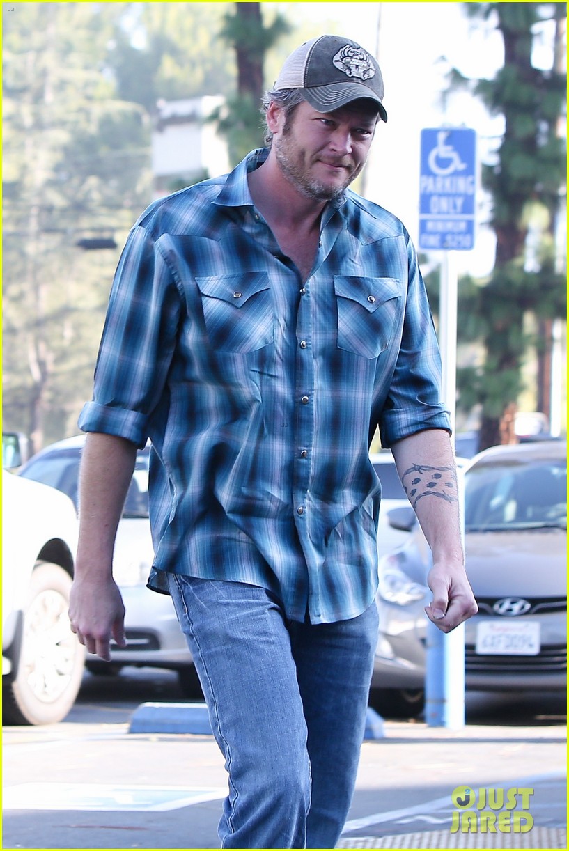 blake-shelton-grabs-groceries-after-date-night-05