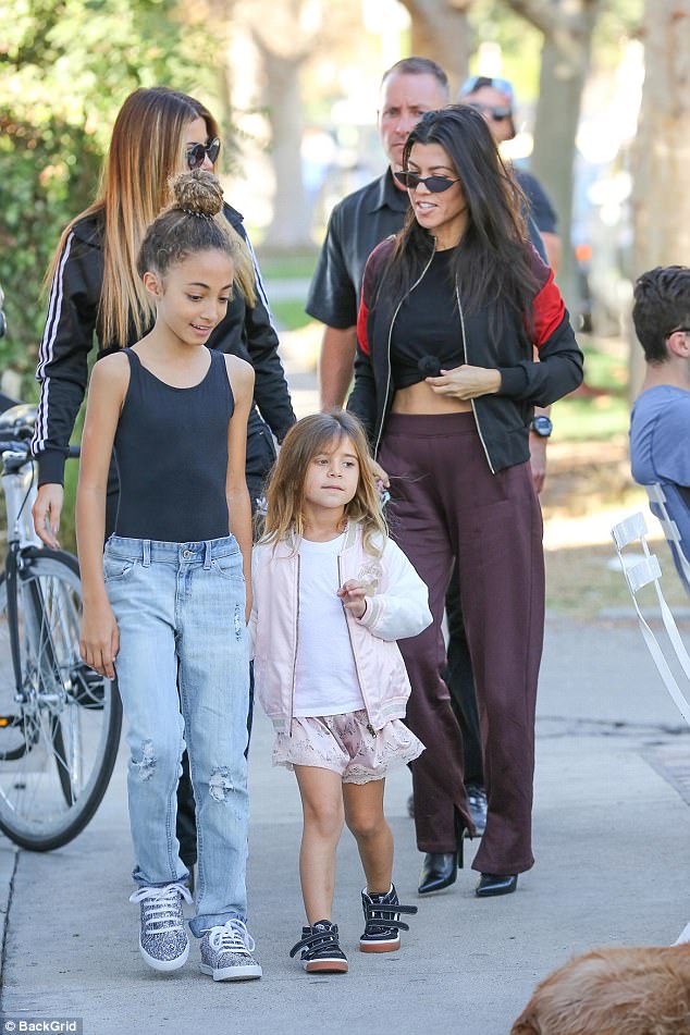 467DA78200000578-5096653-Family_time_The_Keeping_Up_With_The_Kardashians_starlet_was_all_-a-54_1511049299042