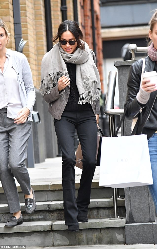 4692B6C500000578-0-Meghan_Markle_has_been_spotted_Christmas_shopping_in_the_capital-a-2_1511687993584