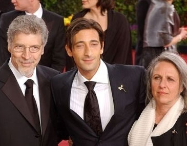 86368-academy-awards-2003-arrivals-adrien-brody-with-parents_1710924-400x305