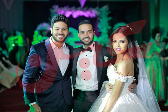 محمد-شاهين-مع-العروسين