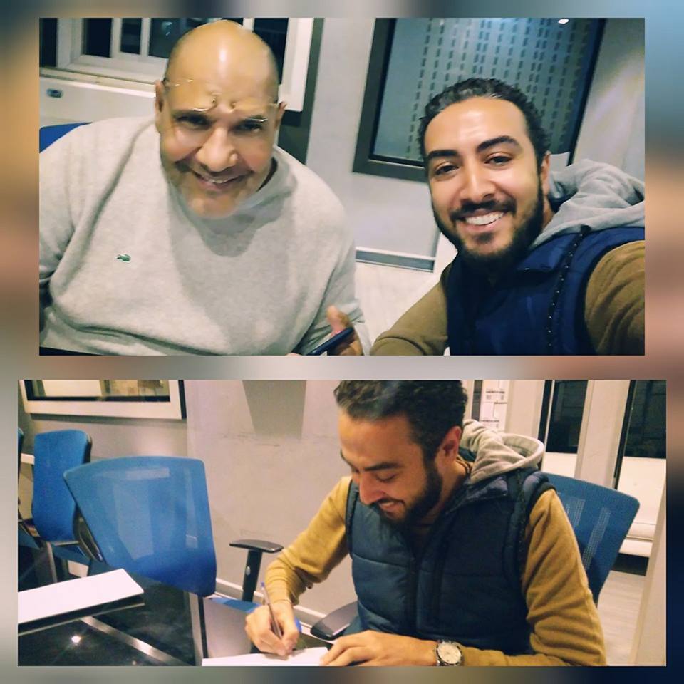 لحظة توقيع محمود كمال مع المنتج الفنى هانى كشكوش