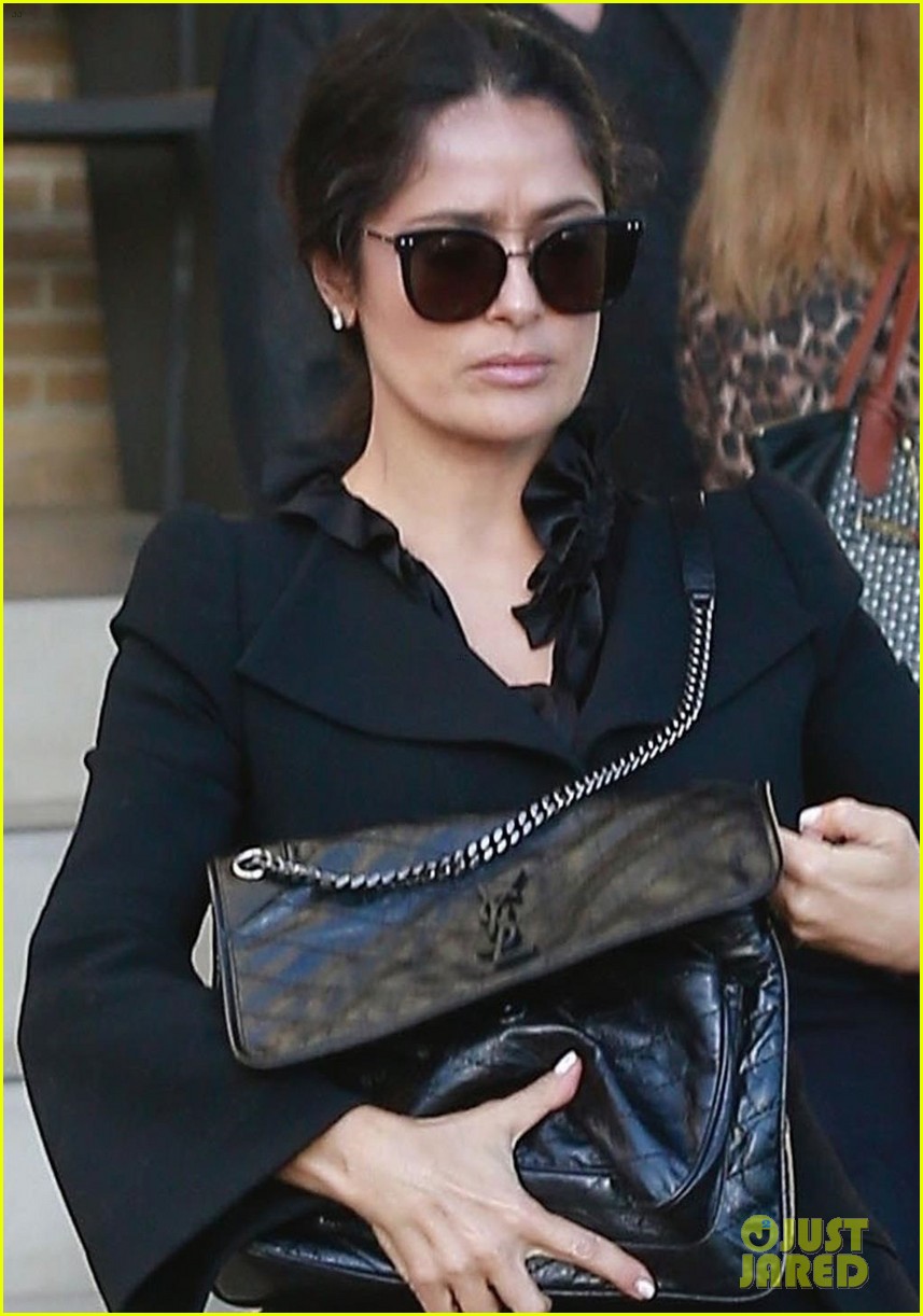 salma-hayek-looks-chic-while-shopping-in-beverly-hills-02