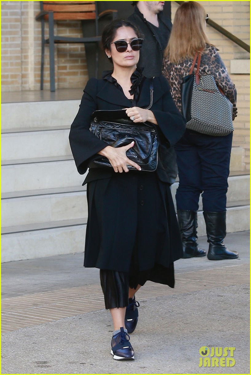 salma-hayek-looks-chic-while-shopping-in-beverly-hills-03