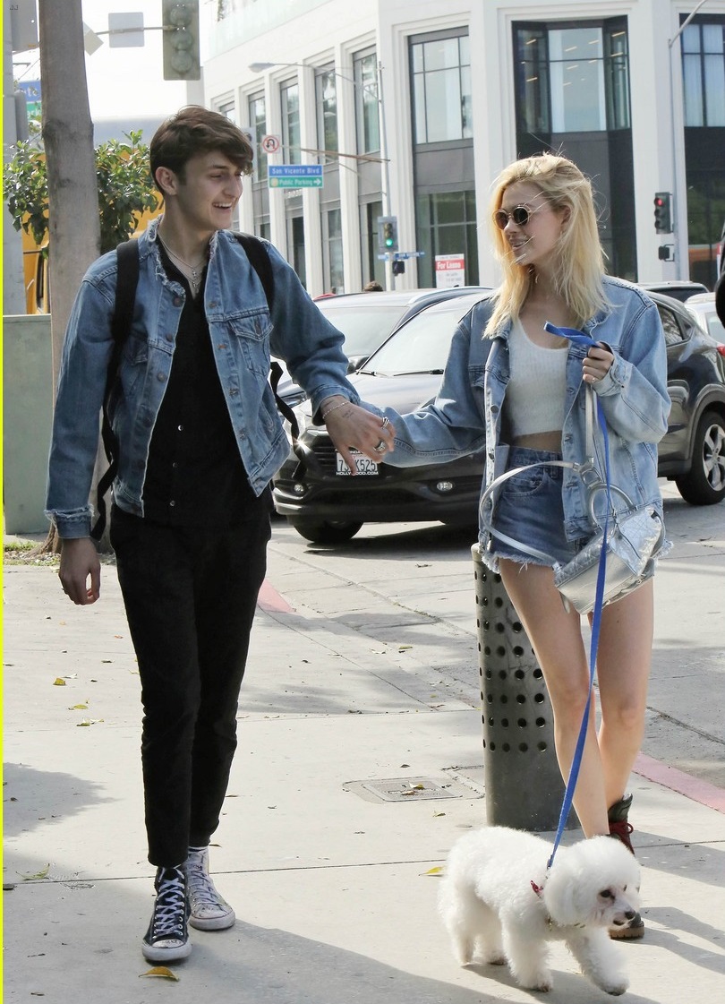 nicola-peltz-boyfriend-anwar-hadid-go-to-lunch-with-her-dog-02