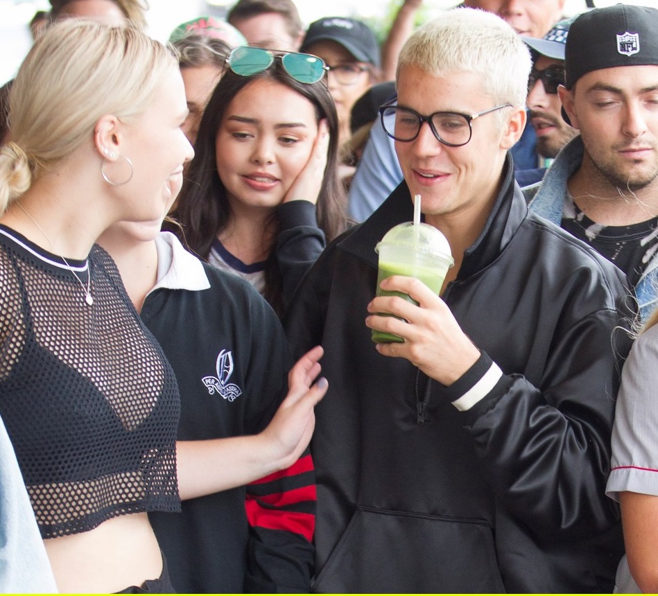 justin-bieber-gets-mobbed-by-fans-in-australia-02