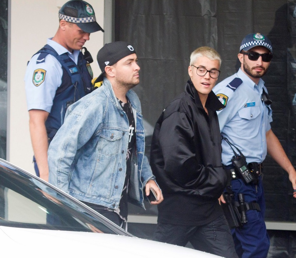 justin-bieber-gets-mobbed-by-fans-in-australia-07