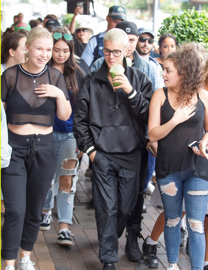 justin-bieber-gets-mobbed-by-fans-in-australia-03