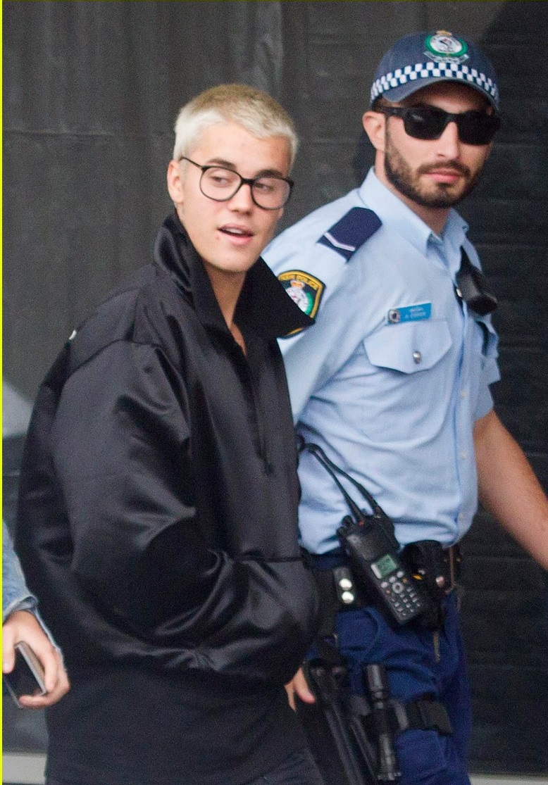 justin-bieber-gets-mobbed-by-fans-in-australia-01