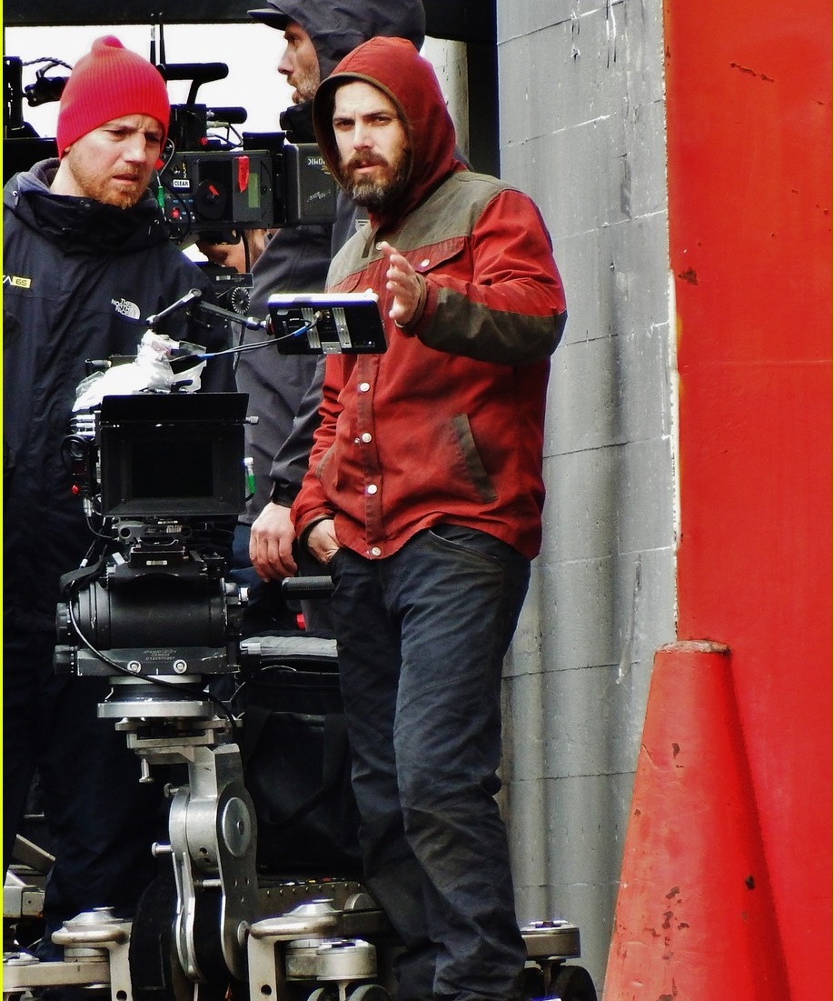 casey-affleck-gets-behind-the-camera-to-direct-05