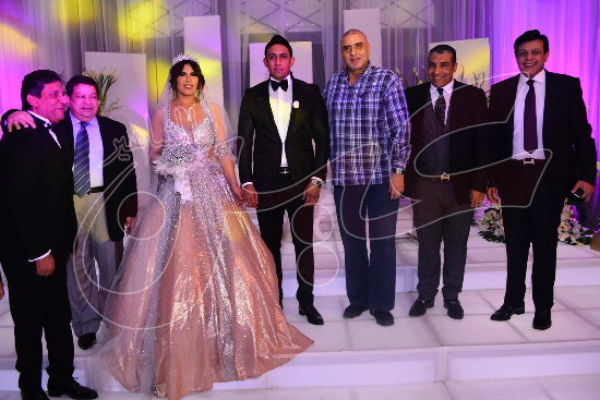 العروسان والمستشار محمد حمودة و عزمي مجاهد ووالد العروس