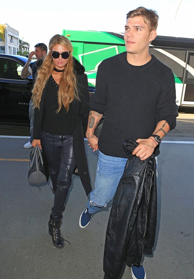3DFE160F00000578-4284908-Lovebirds_Paris_Hilton_and_her_new_beau_Chris_Zylka_were_spotted-a-1_1488787738273