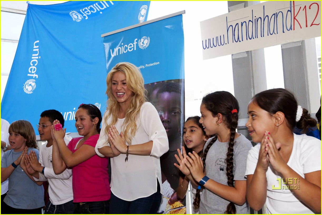 Анджелина джоли дети благотворительность. Мир людям доброй воли. Анджелина джоли с беженцами фото. Анджелина джоли в африке с детьми. Послы доброй воли юнисеф.