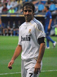 Raúl_González_in_Real_Madrid_2009