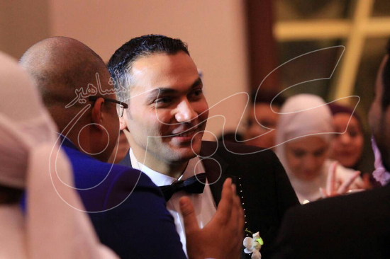 الزميل محمد نجيب يستقبل حياته القادمة مع عروسه بابتسامة