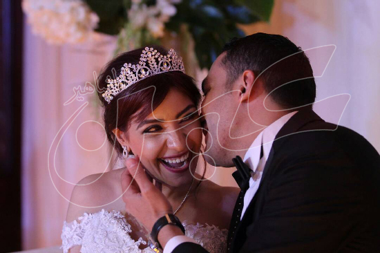 محمد نجيب يقبل عروسته 