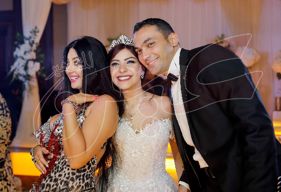 الراقصة الاستعراضية صافيناز مع العروسين محمد ونورهان
