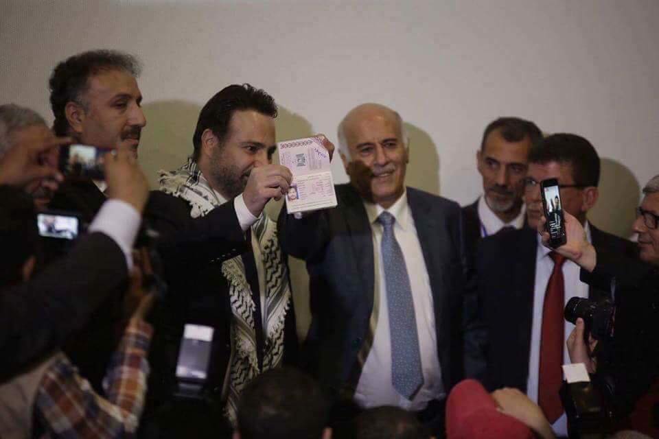 عاصي حلاني يستلم جواز السفر الفلسطيني