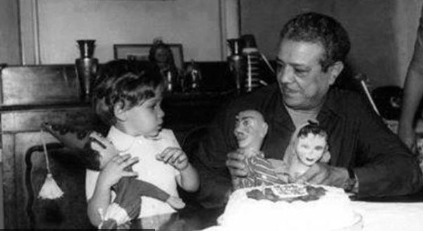 صورة نادر مع  أمير كرارة طفل يلعب مع جده محمود شكوكو
