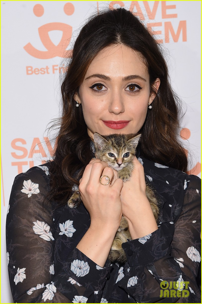 emmy-rossum-cuddles-with-homeless-pets-at-best-friends-benefit-to-save-them-all-01