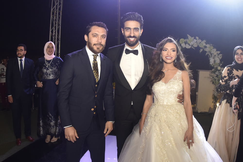 العميد احمد حسن مع العروسين