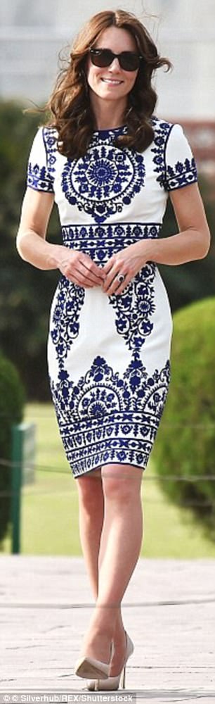 3EC830F000000578-4362380-The_Duchess_of_Cambridge_wearing_a_blue_patterned_dress_similar_-a-1_1491206099933