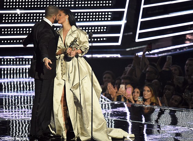 109506-37AC520000000578-0-TLC_As_Rihanna_gave_him_a_peck_on_the_cheek_Drake_continued_to_l-a-103_1472461288688