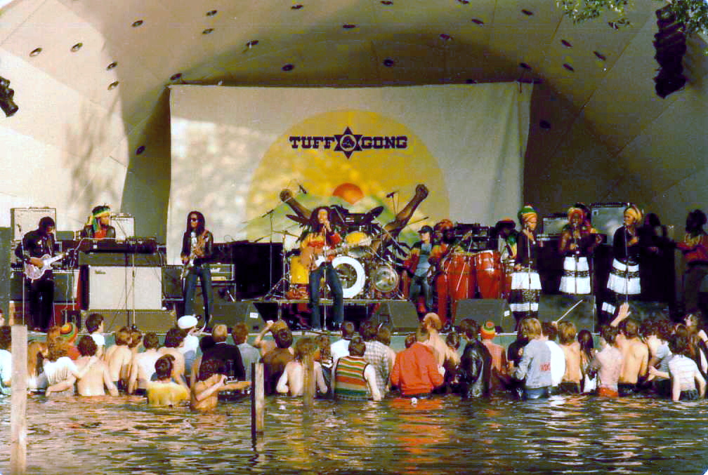 بوب مارلي مع فرقة الويلز عام 1980