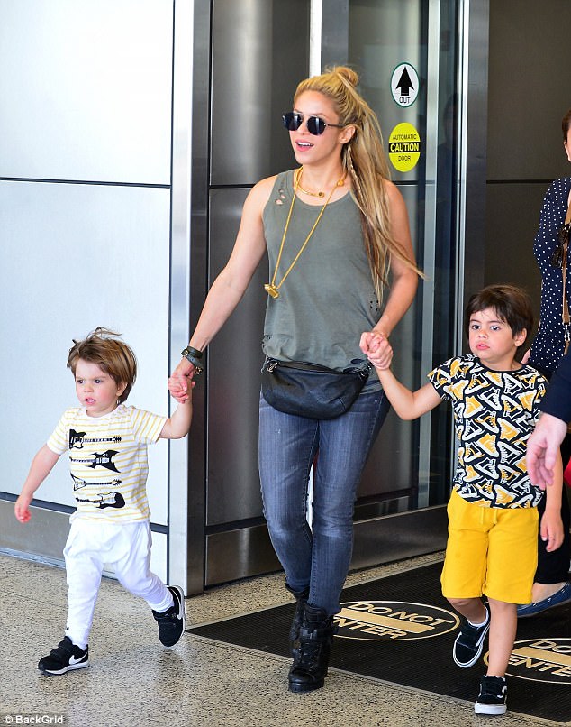 415A02E900000578-4595094-The_mother_of_all_trips_Shakira_jetted_into_Miami_with_her_boys_-a-161_1497251973855