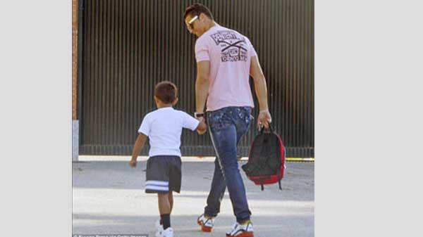 الكرة لا تشغل رونالدو الأب عن الإهتمام بابنه لأقصى درجة  وإن تطلب الأمر الذهاب معه للمدرسة