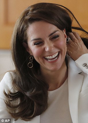 4177DC5500000578-4610494-The_Duchess_was_practically_giddy_as_she_laughed_and_joked_with_-m-109_1497615665059