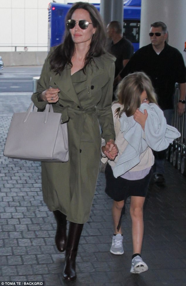 41831EDC00000578-4614758-Time_for_a_trip_Angelina_Jolie_and_kids_were_seen_jetting_out_of-a-47_1497768433872