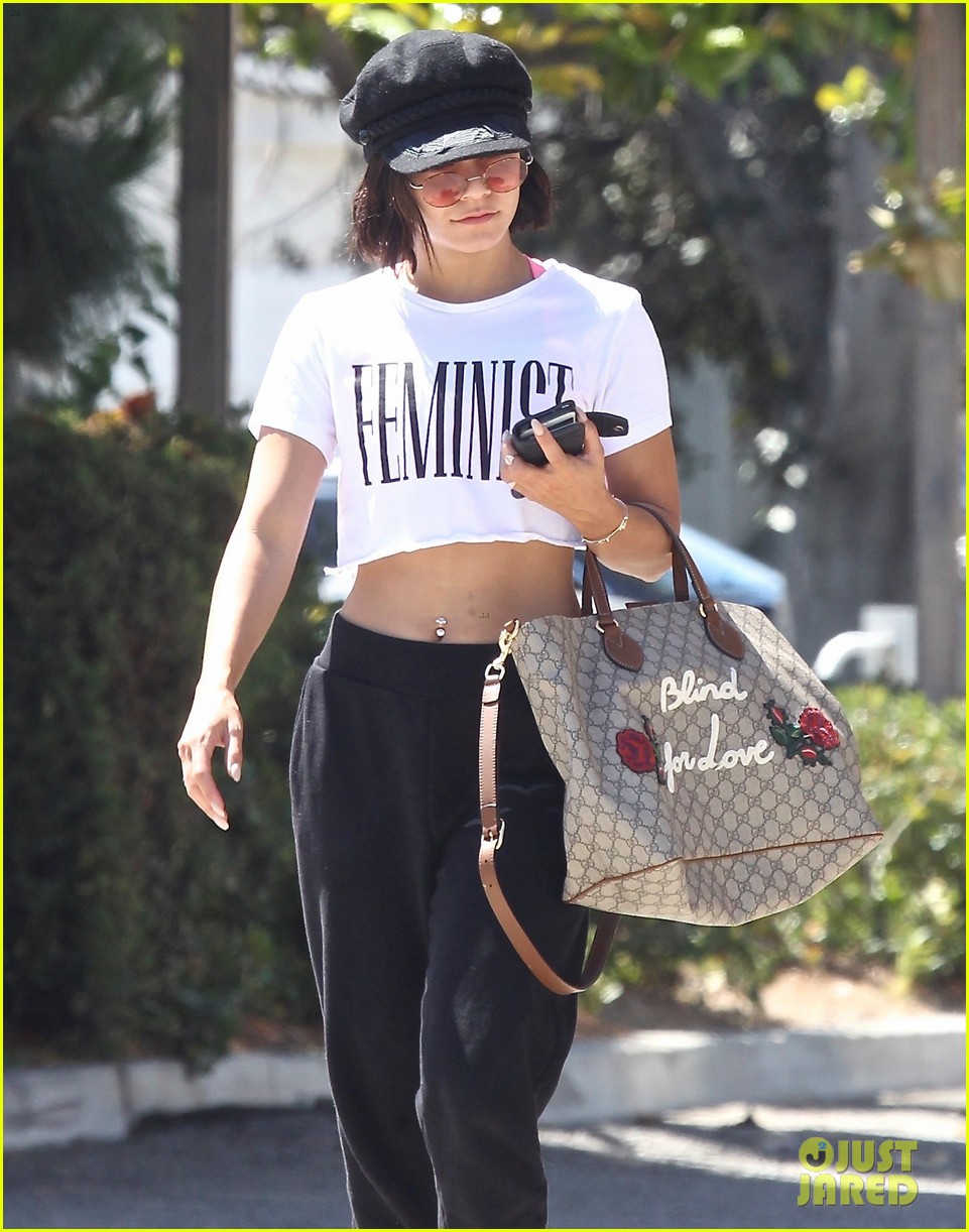vanessa-hudgens-grabs-lunch-with-mom-sister-03