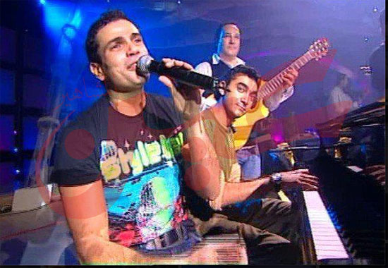 نادر-حمدي-يعزف-بيانو-مع-الهضبة-باحدى-حفلات-ليلي-نهاري-2004