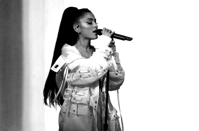 ariana-grande-bw-performance-2017-billboard-1548