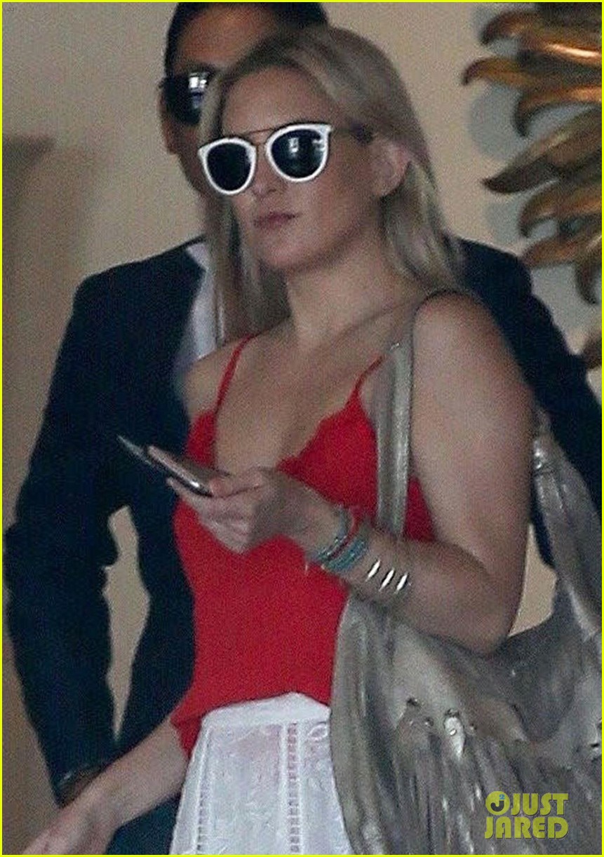kate-hudson-returns-home-from-cambodia-trip-with-boyfriend04