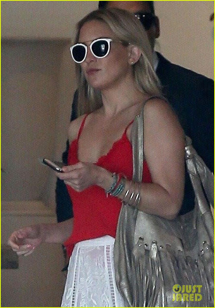kate-hudson-returns-home-from-cambodia-trip-with-boyfriend02