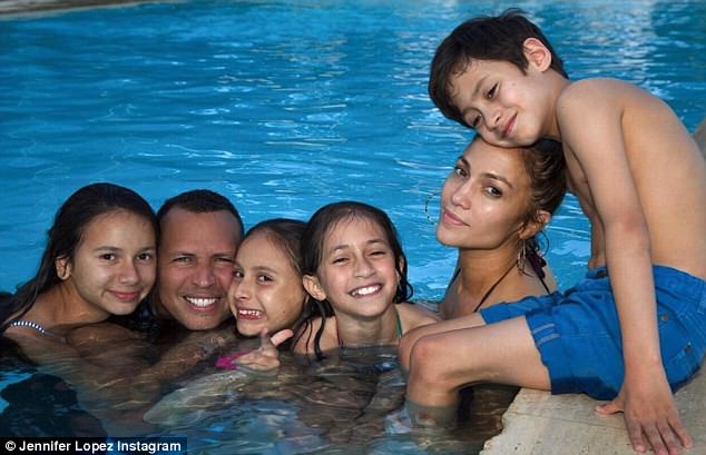 411BC3AD00000578-4572140-Pool_party_Jennifer_Lopez_shared_an_Instagram_snap_Sunday_showin-a-10_1496630751891