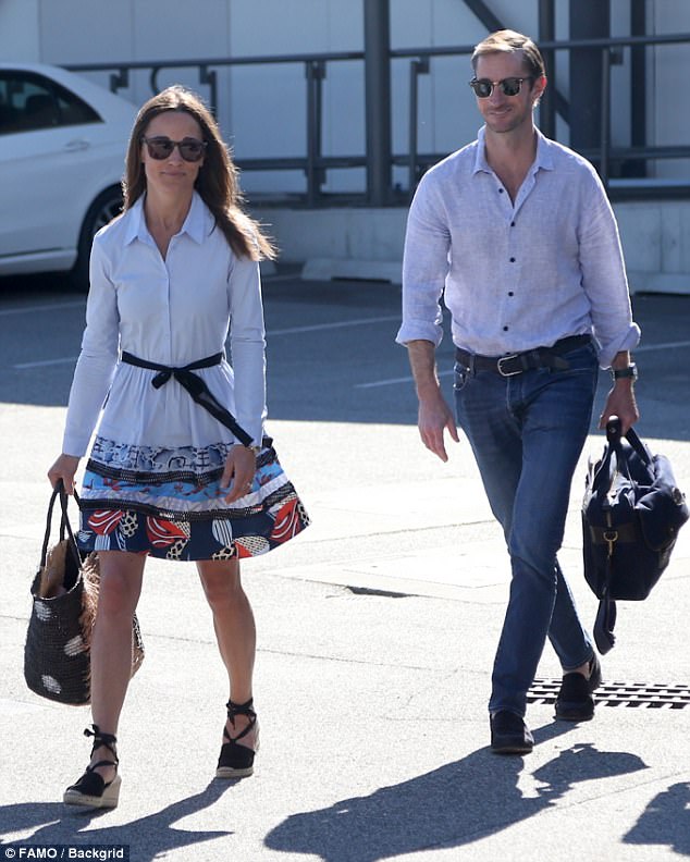 411CF86D00000578-4572494-Pippa_Middleton_and_James_Matthews_were_spotted_at_Perth_airport-a-32_1496644978812