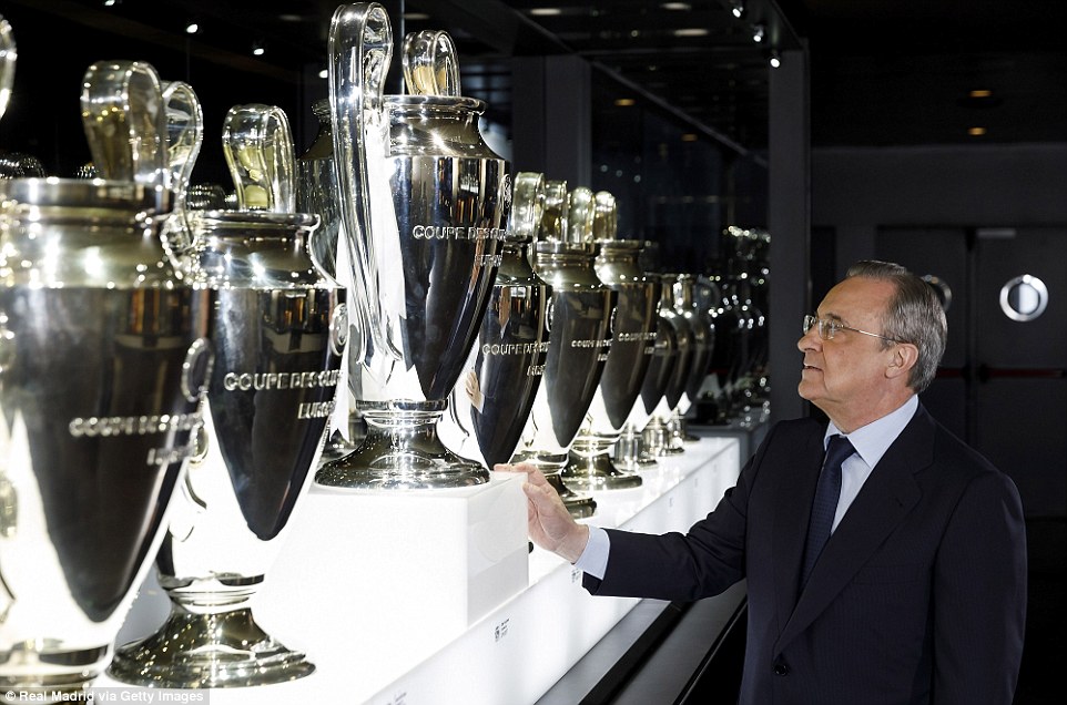 4133B24000000578-4581480-Perez_looks_in_awe_at_all_of_the_cups_in_Real_s_trophy_cabinet_a-a-76_1496850837323