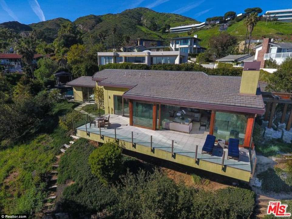 41372D7200000578-4583114-Breathtaking_This_is_a_look_at_the_3_384_square_foot_Malibu_home-a-79_1496895514991