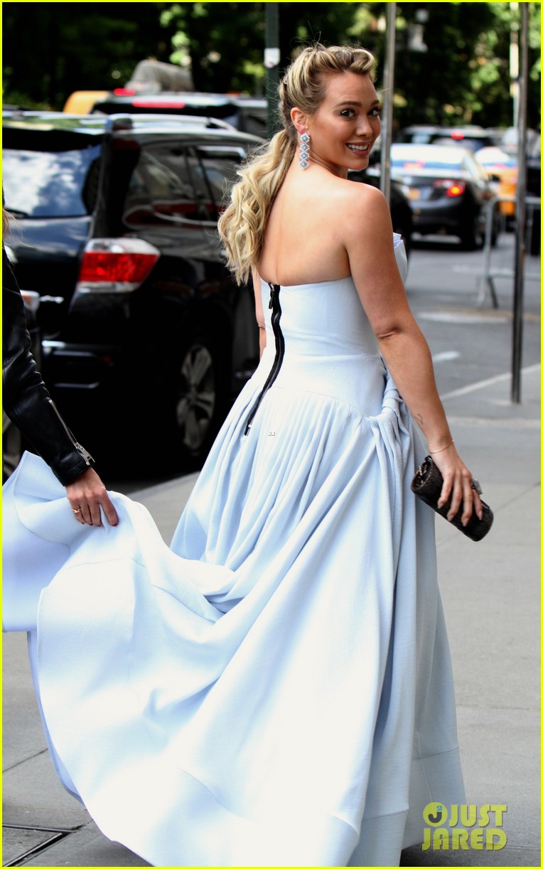 hilary-duff-has-a-cinderella-story-moment-on-younger-set-03