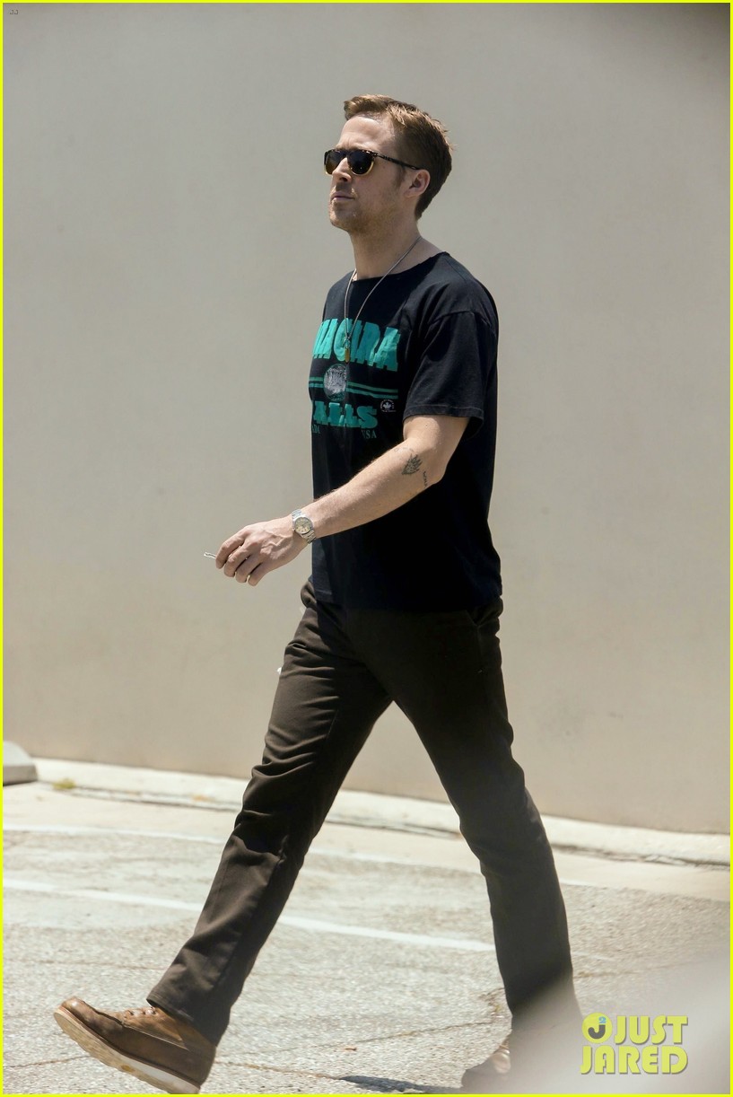 ryan-gosling-relaxes-his-muscles-at-an-acupuncture-clinic-05