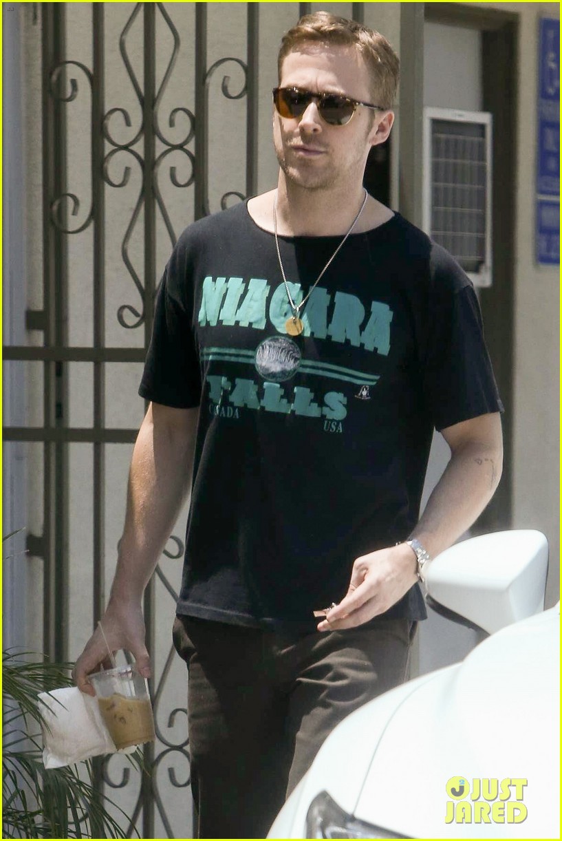 ryan-gosling-relaxes-his-muscles-at-an-acupuncture-clinic-03