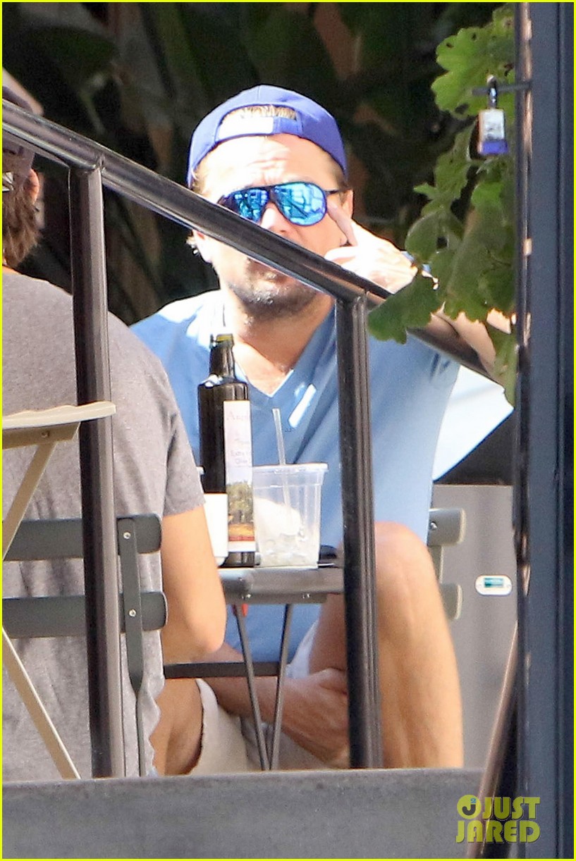 leonardo-dicaprio-grabs-lunch-with-friends-in-beverly-hills02