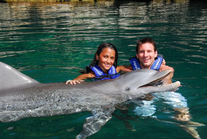 Messi-and-Antonella-Roccuzzo-with-dolphin