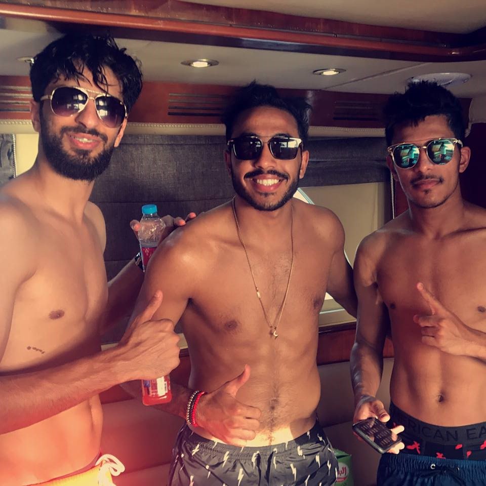 لاعب الكورة محمود كهربا مع أصدقائه